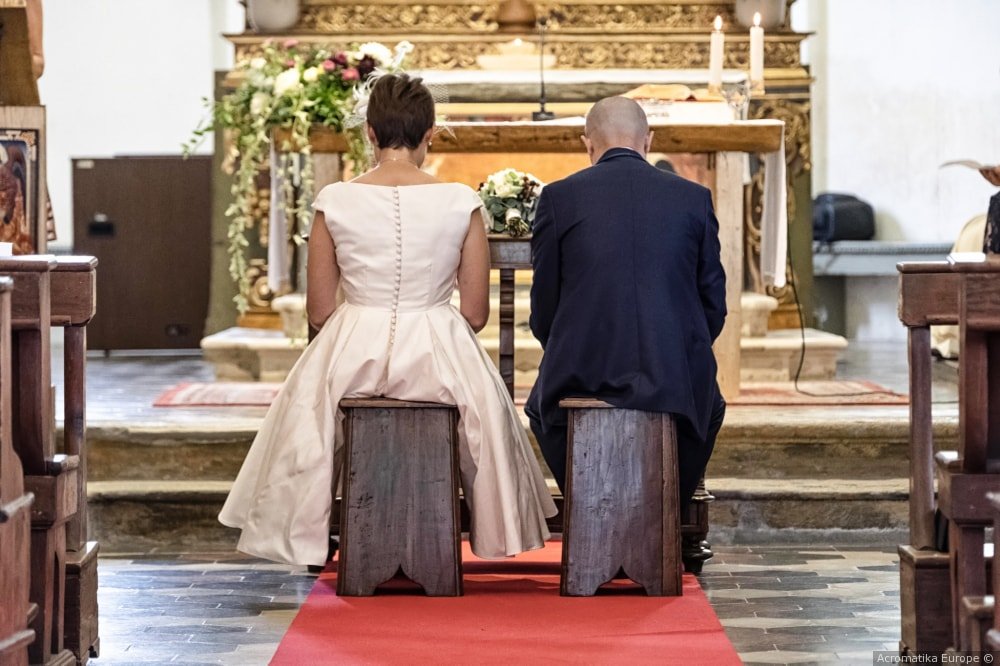 la coppia di sposi all'altare