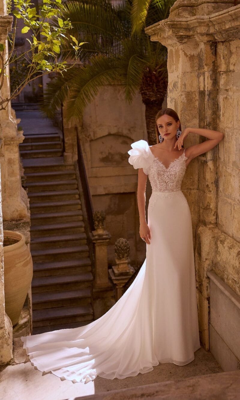 Isabel abito da sposa asimmetrico in crepe e ricami di perline